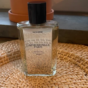 Zara parfym - Parfym från Zara-CAPTIVATINGLY PARIS, bara använd två gånger. Älskade doften i butik men passade inte på mig.  Nypris 329:- Säljer för 100:- exklusive frakt, alternativt mötas upp. 