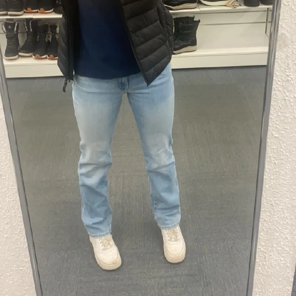 Jag säljer mina lågmidjade bootcut jeans från Vero Moda💕Köptes för 399 mitt pris 200🩵Säljs på grund av att de inte kommer till användning, kontakta vid frågor och pris kan diskuteras😊(Säljer på fler ställen, skriv till mig). Jeans & Byxor.