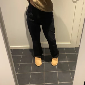 Mid waist kostymbyxor  - Säljer dessa kostymbyxor som är knappt använda och i väldigt fint skick! Har 3st exakt likadana och kan tänka mig sälja 2 av dem. För frågor så tveka inte att höra av er!