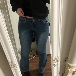 Jeans med fickor - Ett par jeans med okänt märke. Sitter mid/lågmidjat på mig. Står ingen storlek men passar någon som har 38/40🙏🏻