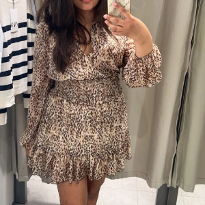 Leopardklänning  - Säljer denna ursnygga leopardklänning från Zara som inte säljs mer. Storlek S och i bra skick 💓 