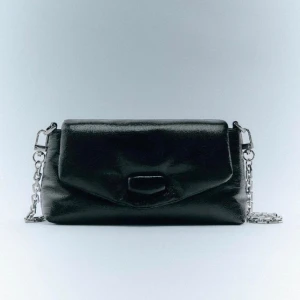 Väska Zara - Svart väska från Zara som stängs med magnet. Väskan är använd men i fint skick, dock har kedjan tappat färg något. Nypris var 300kr