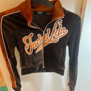 En JadedLondon tröja. Jag har använt den en gång  - Den är storlek Xs. Den ser ny ut, har använt den en gång 