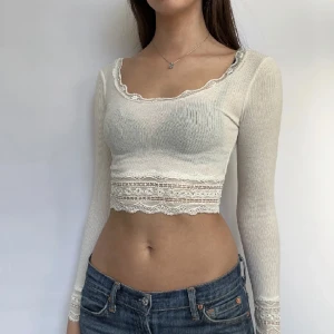 Urban Outfitters tröja - Bild från förra säljaren! 💋 Säljer denna långärmade tröjan från Urban Outfitters // använd gärna köp nu! Har lagt ut samma inlägg fast med gratis frakt <3