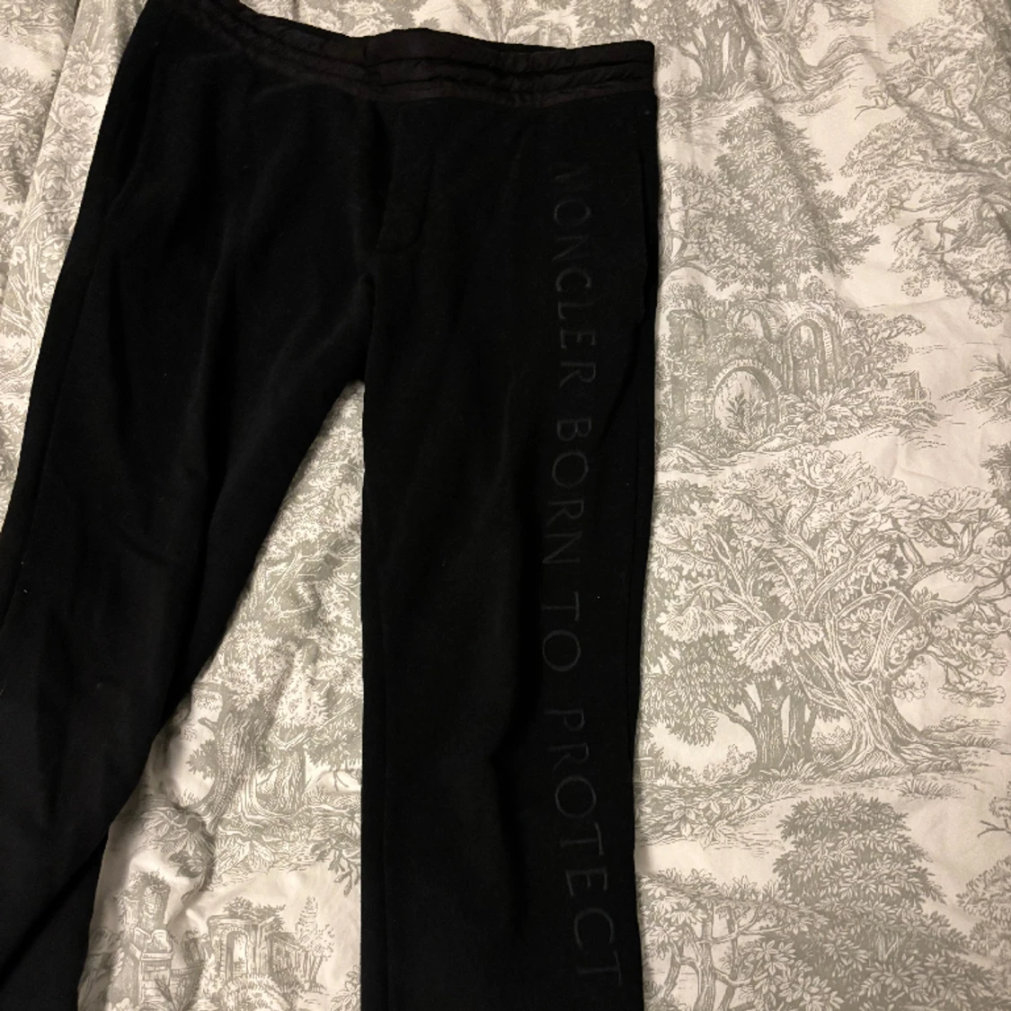 Moncler mjukisbyxa, kvitto finns. - 91