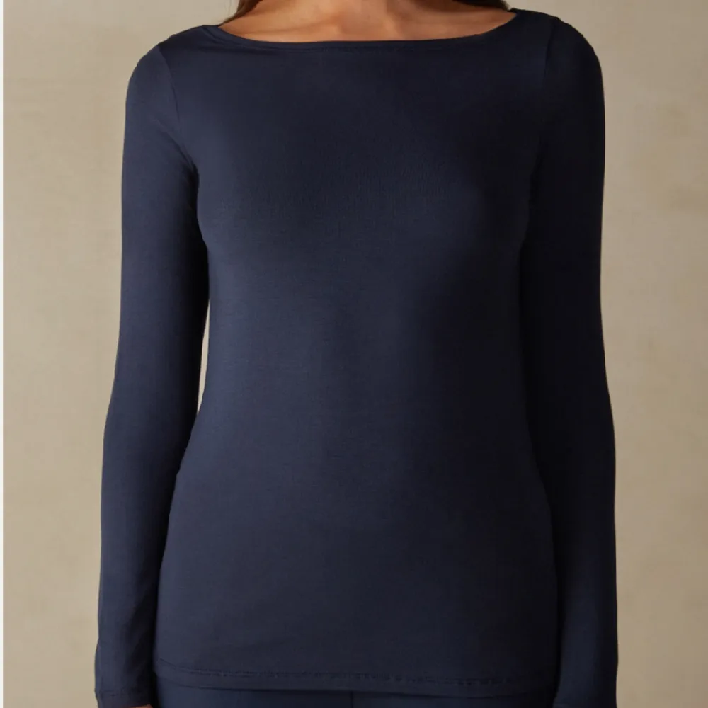Säljer denna mörk blå intimissimi tröjan i nytt skick då den inte kommer till användning längre💕. Tröjor & Koftor.