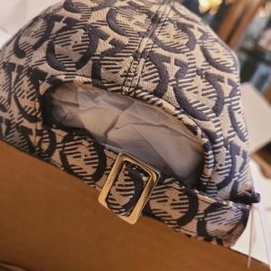 Ferragamo keps - Ferragamo keps helt ny  Kvitto finns Köptes för ungefär 4tusen Mitt pris 2500 Priset går att diskutera vid snabb affär 