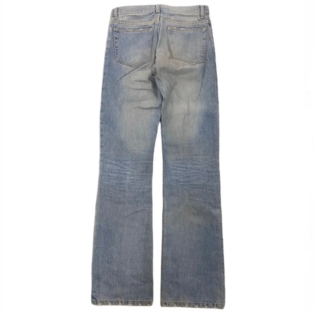 Ett par vintage Helmut Lang jeans. Jeansen är i fint skick med inga hål eller fläckar men har tecken på användning men adderar bara till looken. Mått: Längd: 104 cm, Midja: 37 cm tvärs över, Innerben: 82 cm. Vid fler frågor tveka inte att höra av dig. Jeans & Byxor.