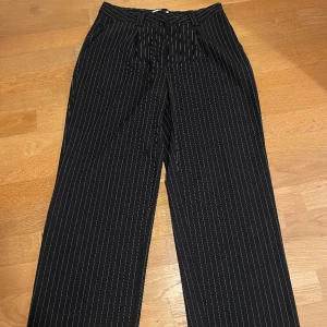 Randiga kostymbyxor  - Randiga kostymbyxor från NA-KD 