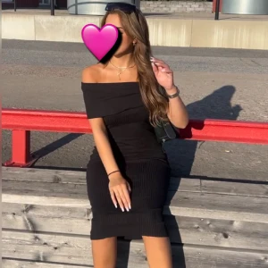 Svart off shoulder klänning - Elegant off-shoulder klänning från Zara i storlek S. Köpte klänningen förra året under sommaren och har använt den en gång, fint skick, bra och skönt material! Skriv privat för fler bilder!🩷