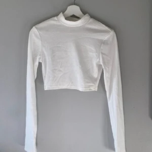 Polotröja  - Vit polotröja, aldrig använd 