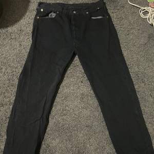 Det är svarta jeans som typ knte alls är använda
