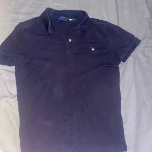 Gant tröja (pique) - Skick 9/10, storlek s/regular fit. Pris 250kr