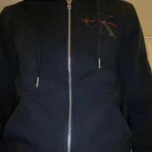 Calvin Klein tröja  - Oanvänd Calvin Klein tröja som är fräsch och kan anävndas nästan överallt Storlek S passar M också.