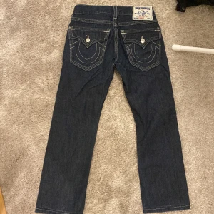 Helt nya oanvända true religion jeans  - Säljer då dom tyvär är för korta på mig Ytterbenslängden93 cm innerbenslängden 70 cm  Midjemått rakt över 39,5 cm Benöppning ≈ 20 cm