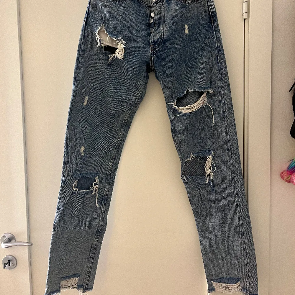 Raka jeans med hål och slitningar från BikBok. Medelhög midja och ganska långa i benen. Strl XS🩷. Jeans & Byxor.