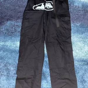 Corteiz cargos S - Hej! Tror att dessa är xs men testade de själv och passade tyvärr inte. Skulle passa S och är ganska så baggy men top kvalite och definitivt snygga.  Meddela ifall du är osäker på något 👍