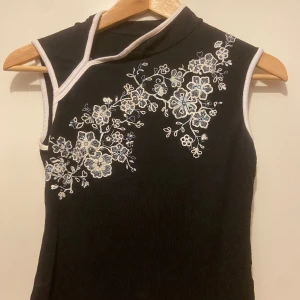 Asiatiskt inspirerat linne - Så cute linne! Inte croptop men inte långt heller mittemellan! 🫶🏻