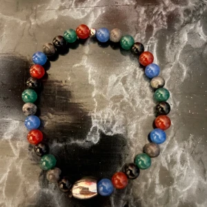 7East armband - Ett snyggt pärlarmband från de fina märket 7East med mig olika färger på pärlorna. Nypris ligger på 349 men lägger ut den för 149, vid snabb affär kan jag gå med på liten sänkning på priset!