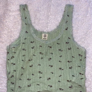 Blommig söt topp - Söt mintgrön blommig topp till vardag eller pijamas 