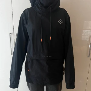 Dope skidjacka - En svart skidjacka, bra skick då inte använd så många gånger. Fungerar både till dam och herr. Första bilden är jag och jag är 170 cm ( det är jag som använt jackan). Andra bilden är en kille 188 cm lång.🌟