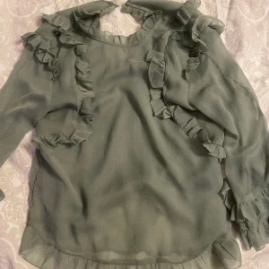 Grön blus med volanger  - Så söt grön blus med jätte fina detaljer som tyvärr inte kommer till användning💗