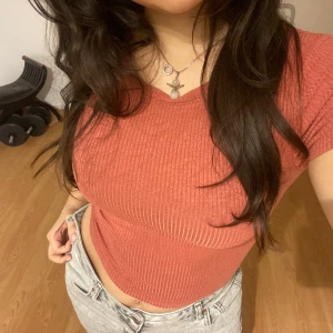 Rosa topp - Fin sommartopp! Köpte den länge sen den va en av mina favoriter för ett tag men den är fortfarande i bra skick! Skriv gärna om ni undrar något 💕