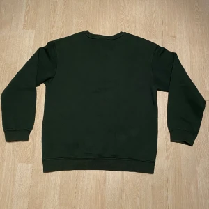 Basic Grön Crewneck  - Säljer denna stilrena crewneck i en fin grön färg. Mjuk och skön, skick 10/10. Fraktas inom 48h📦📩 Kolla gärna in mina andra annonser🤩