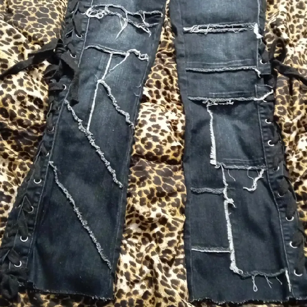 Asfeta jeans köpta här på plick, nyskick och coola detaljer 🫶 W28  ! LÅNADE BILDER ! tveka inte för att be om fler bilder 💓. Jeans & Byxor.
