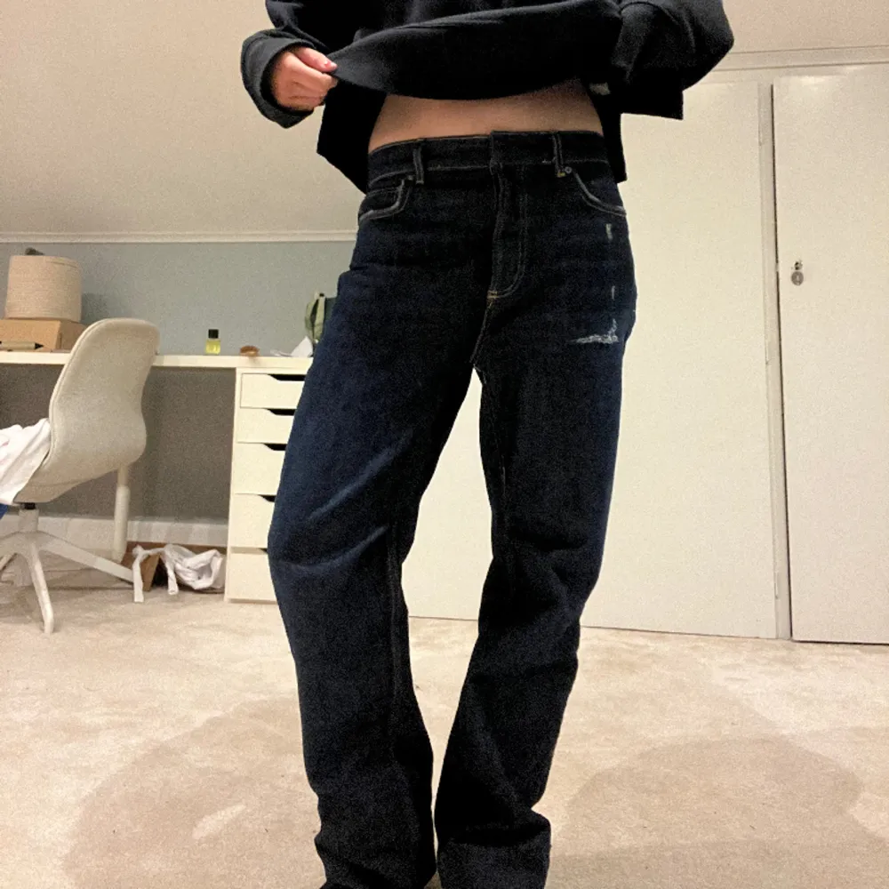 Så coola zara jeans som endast är använda en gång då de är för långa på mig, 168 lång. Skulle rekommendera att sy eller vika upp dem ifall du är under 170!  jag har sytt in dom ungefär 1cm vid ljumskarna för att göra de lite mer lågmidjade 😍. Jeans & Byxor.