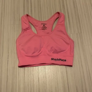 StayInPlace Sport BH - En fin sport-bh i strl XS. Den är ganska liten i strl men den är stretching i materialet. Endast använd ett par fåtal gånger.  FRAKT TILLKOMMER!  Skickar ENDAST med postens blåa påsar. 