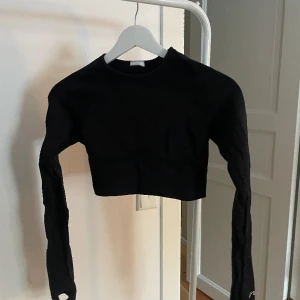 Kroppad träningströja - Knappt använd, avklippt lapp. Öppen rygg.  