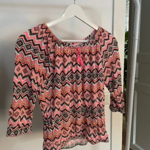 Blus - Knappt använd, nyskick. 