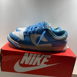 Nike Sb dunk unc - Nike Sb dunk unc  Cond 6/10  Box och kvitto finns 