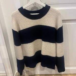 stickad randig tröja  - säljer min jätte fina randiga stickade tröjan från H&m ❣️