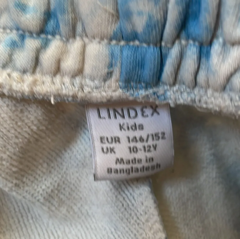Jättefina och sköna mjukisar från Lindex i storlek 146/152💓 Använda men i mycket fint skick, men har en pytteliten svart prick💓🫶. Jeans & Byxor.