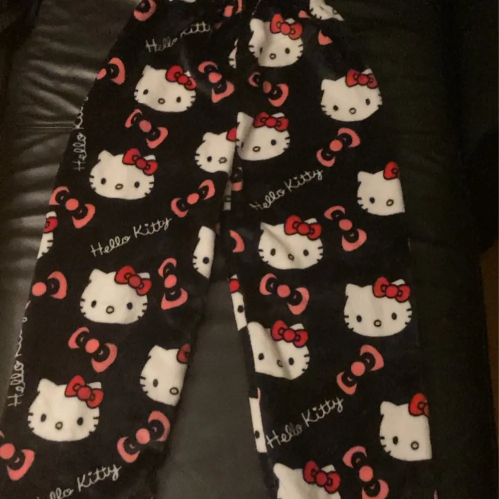 Ett par Hello Kitty mjukis/pyjamas byxor. Strl S. Mjukt material med elastiska band i midjan.. Jeans & Byxor.