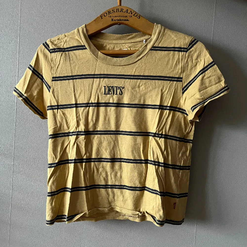 Gul Levi’s-tröja! Välanvänd men fortfarande fin (om än lite skrynklig på bild hehe). 🌻. T-shirts.