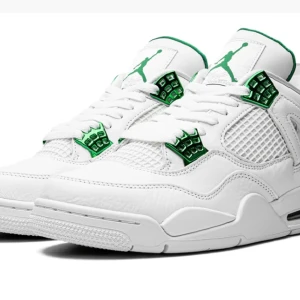Air Jordan 4 metallic green - Säljer mina Jordan 4 som är köpta från The Pluge Store i Marbella 2023. Säljer pågrund av det inte kommer till någon användning. Skorna är små i storleken. Köpta för cirka 8.000kr Pris går att diskutera  