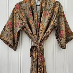 Direktimporterade kimonos från Bali säljes! Rayon silk, 120cm långa med skärp i midjan. Olika färger, se bilder samt ett par ytterligare, svart, mörkblå, vit tex.