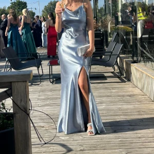 Balklänning  - Endast använd en gång, ny pris 1600kr.  Släp, slits samt fint knyte i ryggen  Jag är 170cm  