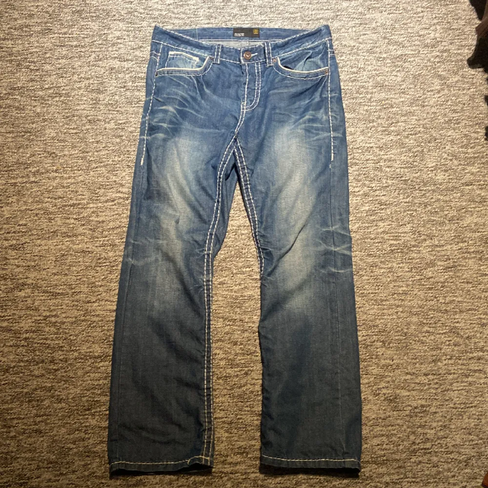 Snygga blåa jeans som är lite baggy fit Står 34/30 men skukle säga att de är 34/35 då de stackar på mina skor och jag är 190. Jeans & Byxor.