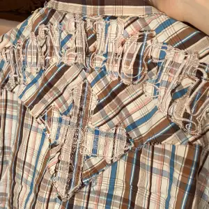 En kortärmad skjorta som jag croppat själv för en najs passform