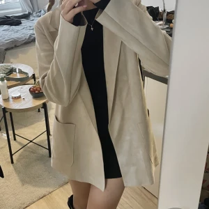 Beige blazer  - Blazer i mockaimitation från Zara. Utmärkt skick. Storlek M men passar även s/xs om man föredrar en mer oversized passform 