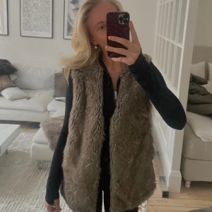 Pälsväst  - Fuskpälsväst från Pull & Bear Storlek L, har knappar hela vägen på insidan.  ⭐️350kr Snabb affär - KÖP NU