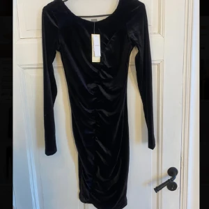Klänning  - Svart/glittrig klänning aldrig använd(prislappen sitter kvar) storlek xs