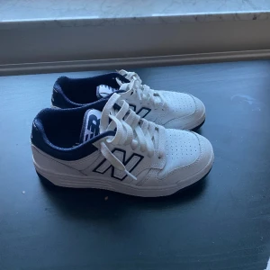 New balance sneakers  - Säljer mina New balance sneakers då de är lite stora för mej, nästan helt oanvända alltså väldigt bra skick. Köpte dessa för 1000kr, priset går apsolut att diskutera🥰