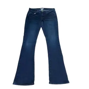 Jättefina lågmidjade jeans från märket Mudd i jättebra skick. Innerbenslängd: 78 cm. Midjemått mätt rakt över: 38 cm (stretchiga dock)
