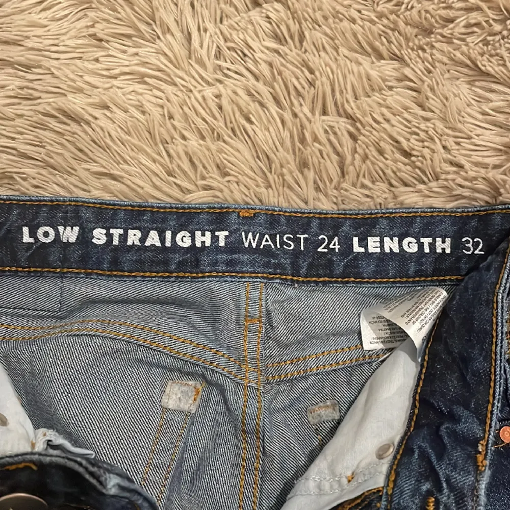  Ett par jeans från Bikbok som inte kommer till användning. Använt endast ett par fåtal gånger. Köpta för 800 kr. Low waist(står de i byxorna) och straight.. Jeans & Byxor.
