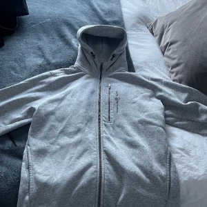 Sail racing zip hoodie - Jag säljer min sail racing hoodie för den inte kommer till användning. Den är bara använd ett fåtal gånger och är i väldigt bra skick utan några defekter. Pris kan diskuteras vid snabb affär! Skriv för fler frågor eller funderingar. 